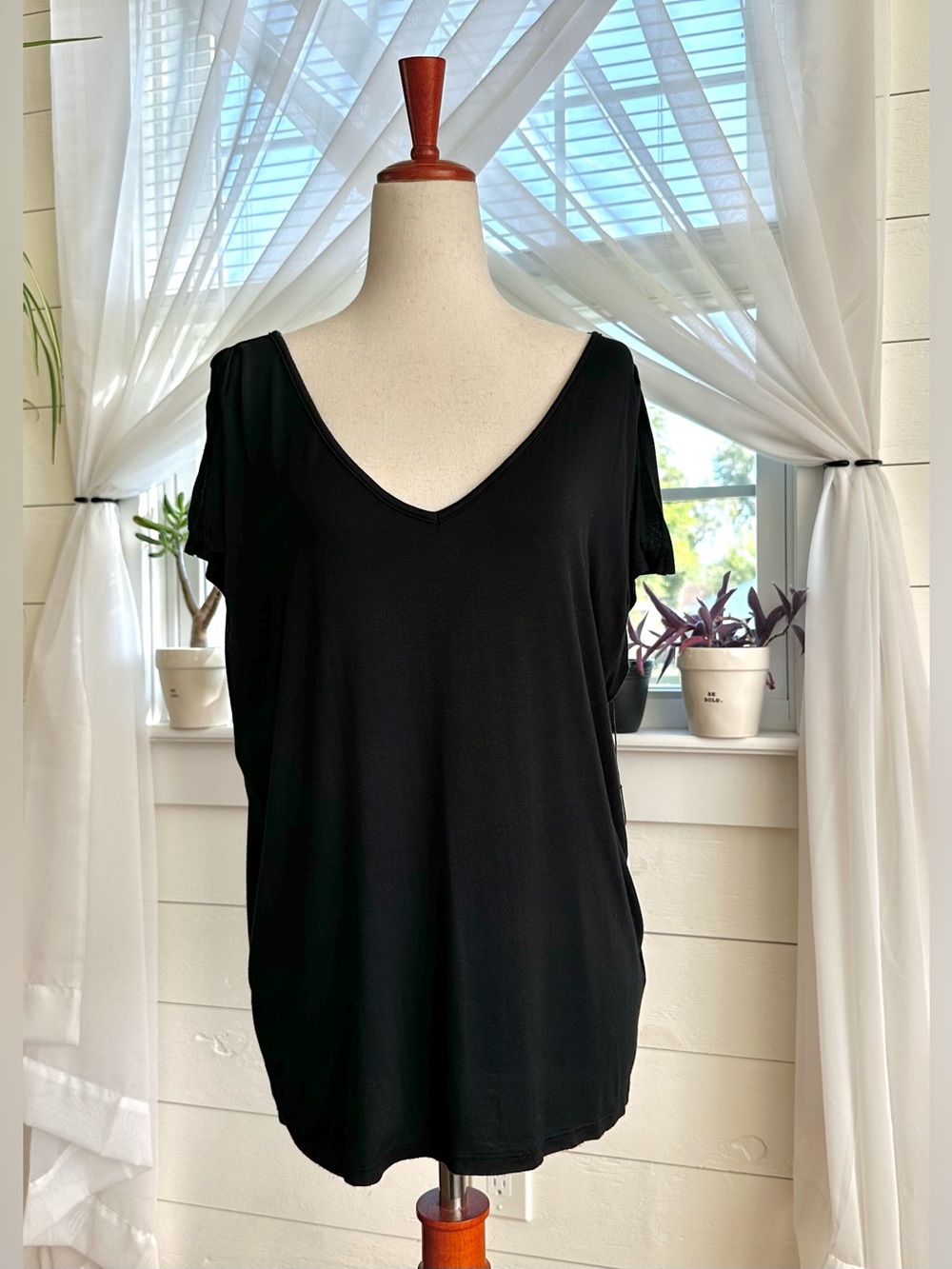 Velvet by Graham & Spencer Andie V-Neck Cut Out Tee Size Small NWT